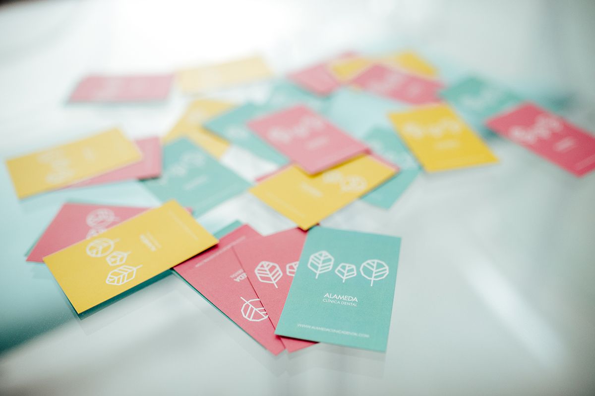 Tarjetas de Alameda Clínica Dental en los colores de la marca