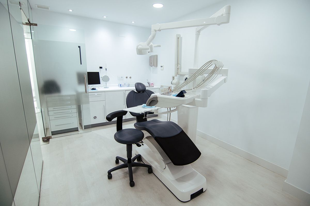 Gabinete dental con sillón y equipo de tratamiento
